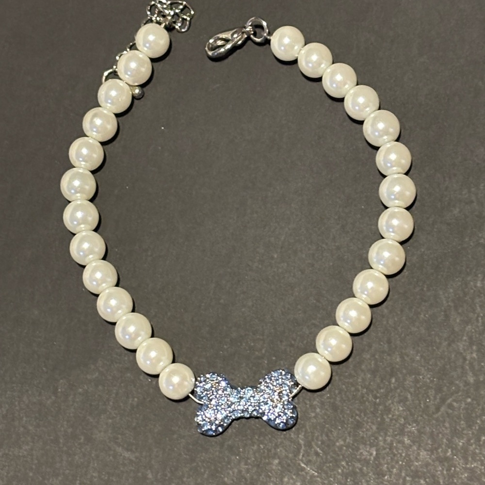 A perfect dog/cat necklace for your special furry friend.